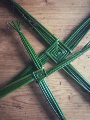 An allen 4 Enden zusammenbinden und abschneiden. Fertig!